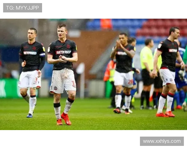 美国足球明星因抗议社会问题联合罢赛引发广泛关注与讨论